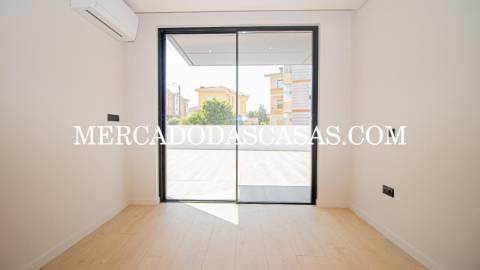 Apartamento T2, 2 lugares de garagem, arrumos...