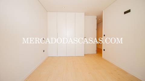 Apartamento T2, 2 lugares de garagem, arrumos...