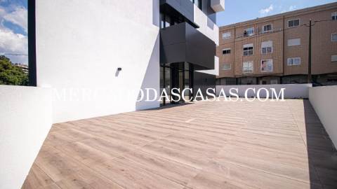 Apartamento T2, 2 lugares de garagem, arrumos...