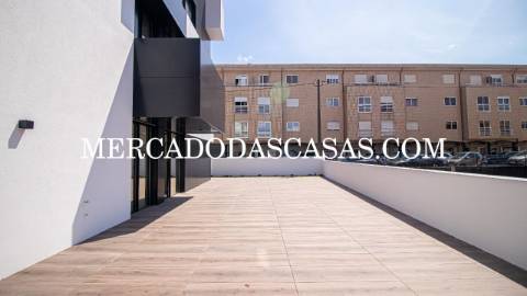 Apartamento T2, 2 lugares de garagem, arrumos...