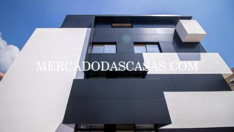 Apartamento T2, 2 lugares de garagem, arrumos...