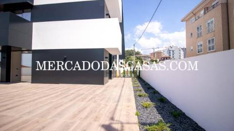 Apartamento T2, 2 lugares de garagem, arrumos...