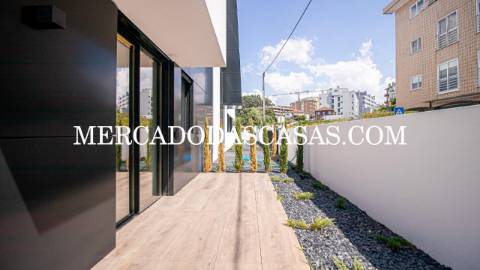 Apartamento T2, 2 lugares de garagem, arrumos...