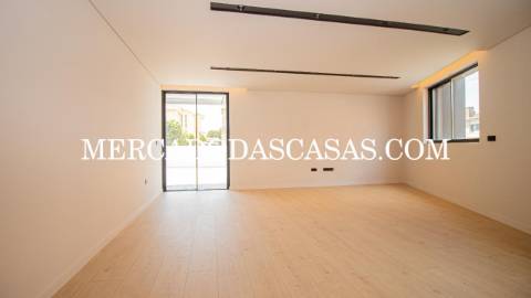 Apartamento T2, 2 lugares de garagem, arrumos...