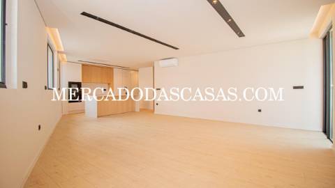 Apartamento T2, 2 lugares de garagem, arrumos...