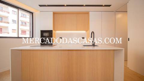 Apartamento T2, 2 lugares de garagem, arrumos...
