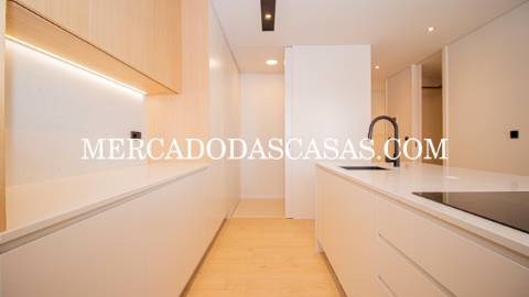 Apartamento T2, 2 lugares de garagem, arrumos...