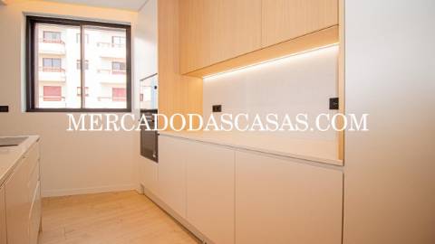 Apartamento T2, 2 lugares de garagem, arrumos...