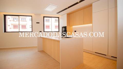 Apartamento T2, 2 lugares de garagem, arrumos...