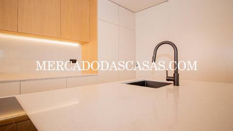 Apartamento T2, 2 lugares de garagem, arrumos...