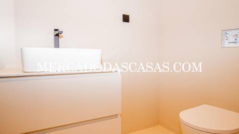 Apartamento T2, 2 lugares de garagem, arrumos...