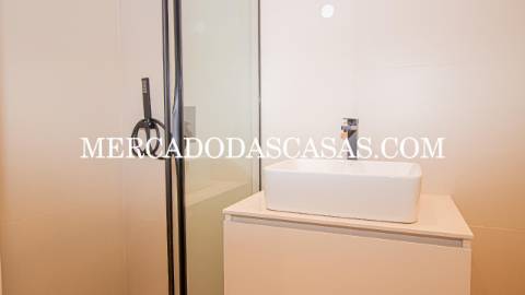 Apartamento T2, 2 lugares de garagem, arrumos...