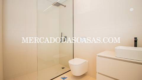 Apartamento T2, 2 lugares de garagem, arrumos...