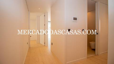 Apartamento T2, 2 lugares de garagem, arrumos...