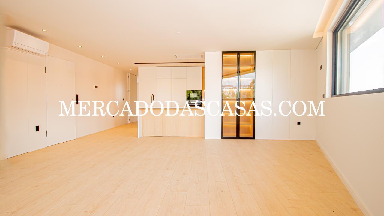 Apartamento T3, último andar com Varandas,...