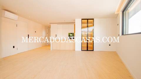 Apartamento T3, último andar com Varandas,...