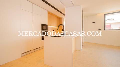 Apartamento T3, último andar com Varandas,...