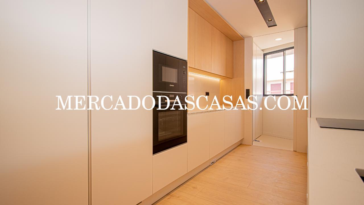 Apartamento T3, último andar com Varandas,...