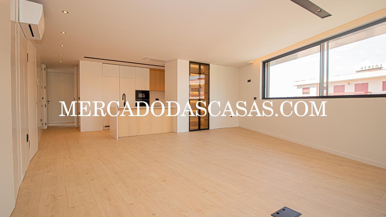 Apartamento T3, último andar com Varandas,...