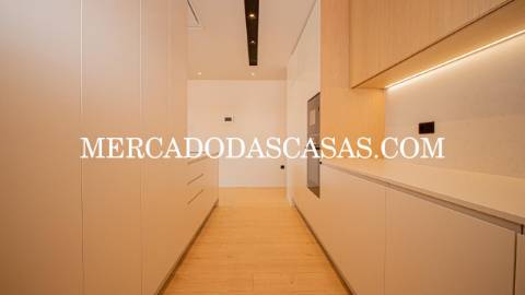 Apartamento T3, último andar com Varandas,...