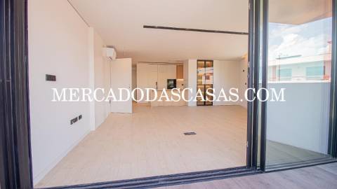 Apartamento T3, último andar com Varandas,...