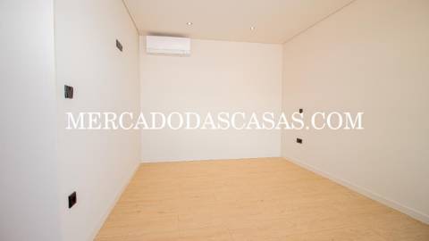 Apartamento T3, último andar com Varandas,...