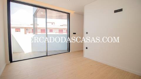 Apartamento T3, último andar com Varandas,...