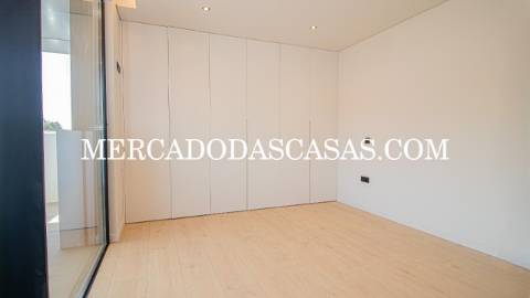 Apartamento T3, último andar com Varandas,...