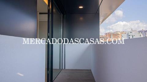 Apartamento T3, último andar com Varandas,...