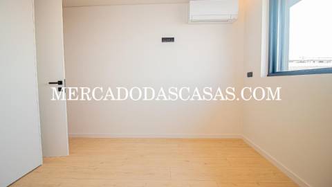 Apartamento T3, último andar com Varandas,...