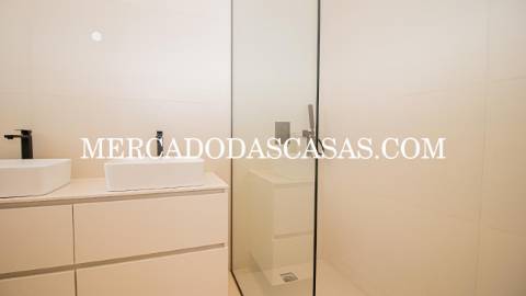 Apartamento T3, último andar com Varandas,...