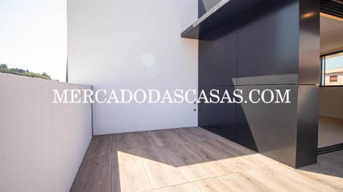 Apartamento T3, último andar com Varandas,...
