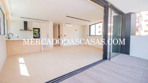 Apartamento T1, grandes áreas 
 Da autoria e...