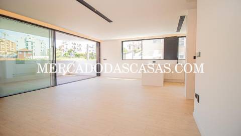 Apartamento T1, grandes áreas 
 Da autoria e...