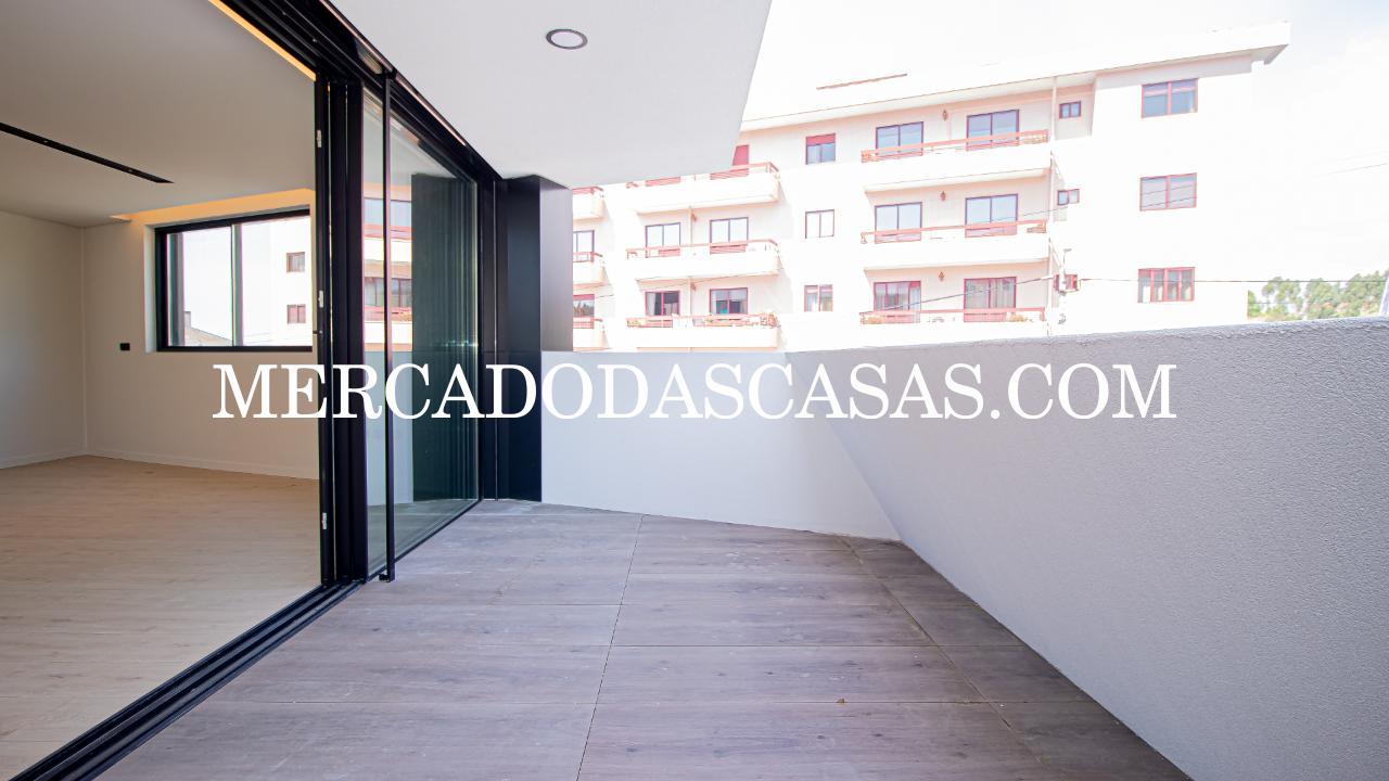 Apartamento T1, grandes áreas 
 Da autoria e...