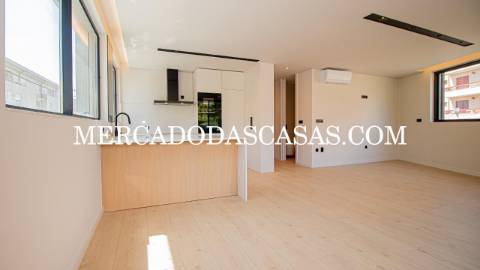 Apartamento T1, grandes áreas 
 Da autoria e...