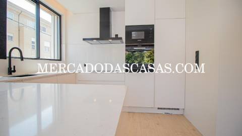 Apartamento T1, grandes áreas 
 Da autoria e...