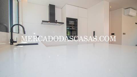 Apartamento T1, grandes áreas 
 Da autoria e...