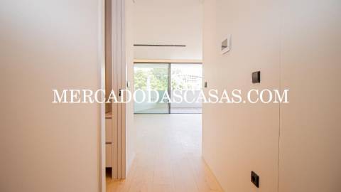 Apartamento T1, grandes áreas 
 Da autoria e...