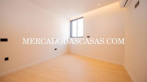 Apartamento T1, grandes áreas 
 Da autoria e...