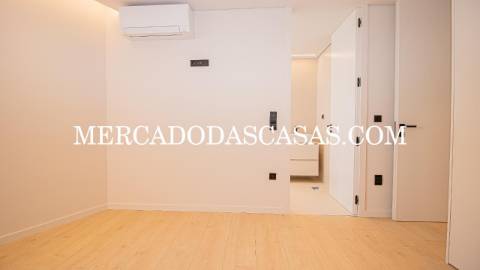 Apartamento T1, grandes áreas 
 Da autoria e...