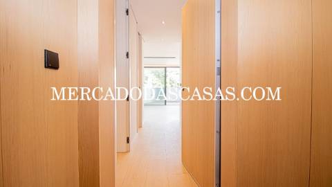 Apartamento T1, grandes áreas 
 Da autoria e...