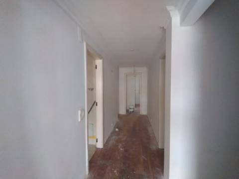 Moradia T5 em Remodelação em Albarraque