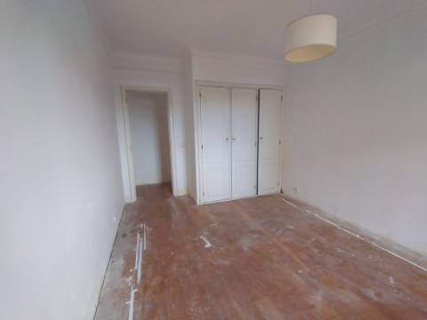 Moradia T5 em Remodelação em Albarraque