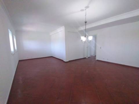 Moradia T5 em Remodelação em Albarraque