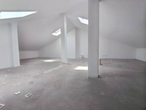 Moradia T5 em Remodelação em Albarraque