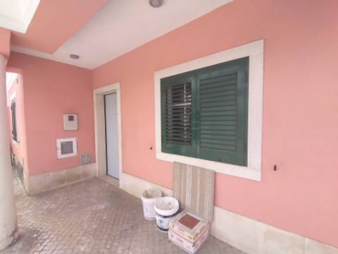 Moradia T5 em Remodelação em Albarraque