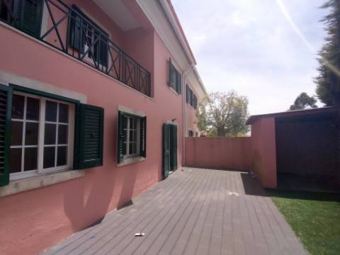 Moradia T5 em Remodelação em Albarraque