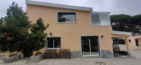 Quinta com moradia T3 e com piscina na Terrugem