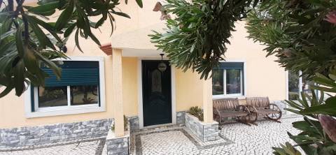 Quinta com moradia T3 e com piscina na Terrugem